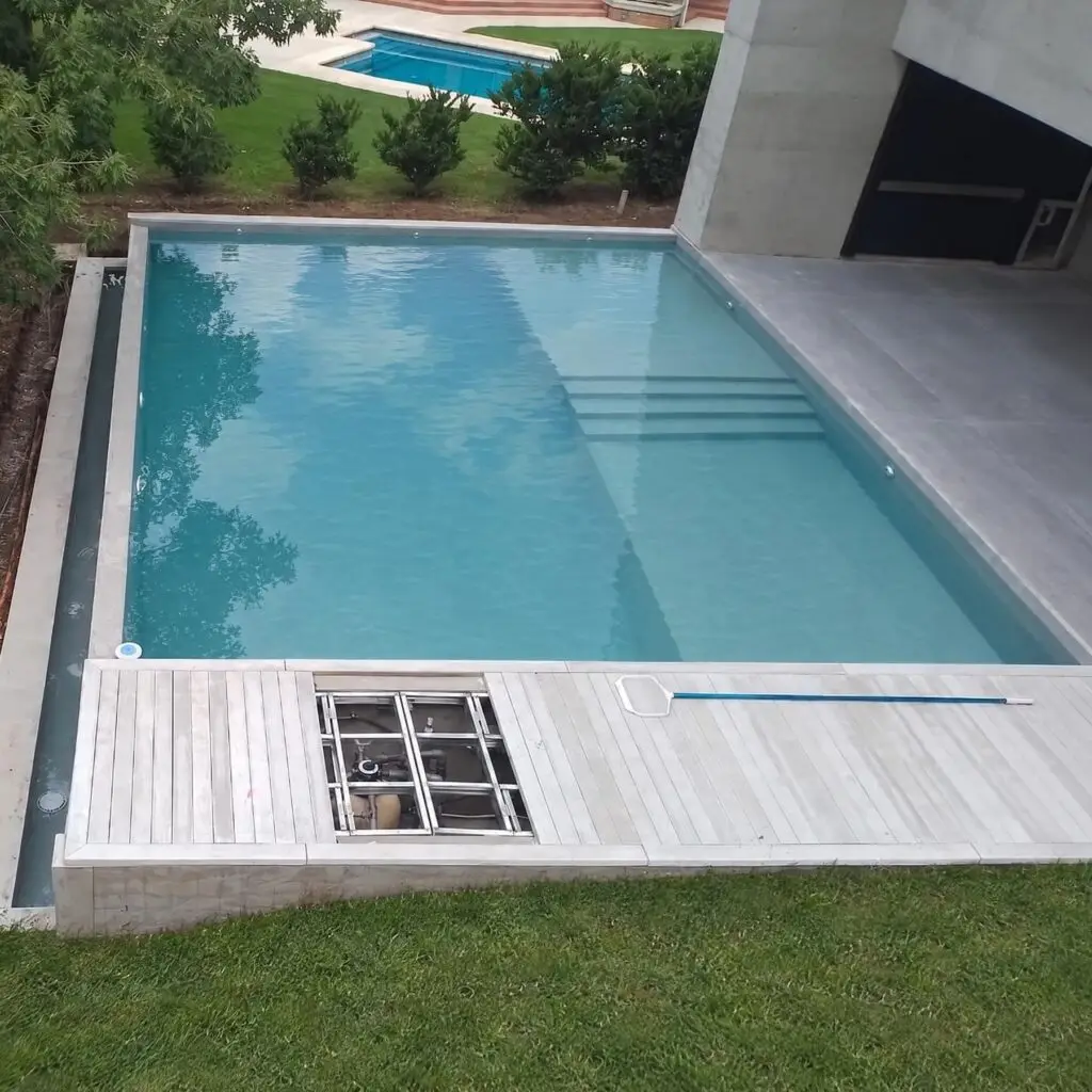 Piscina con deck revestida con Micro Summer color Pompeya