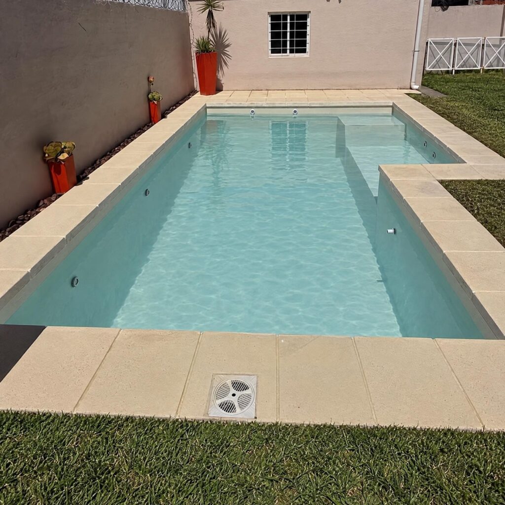 Piscina con escalón lateral revestida con Micro Summer