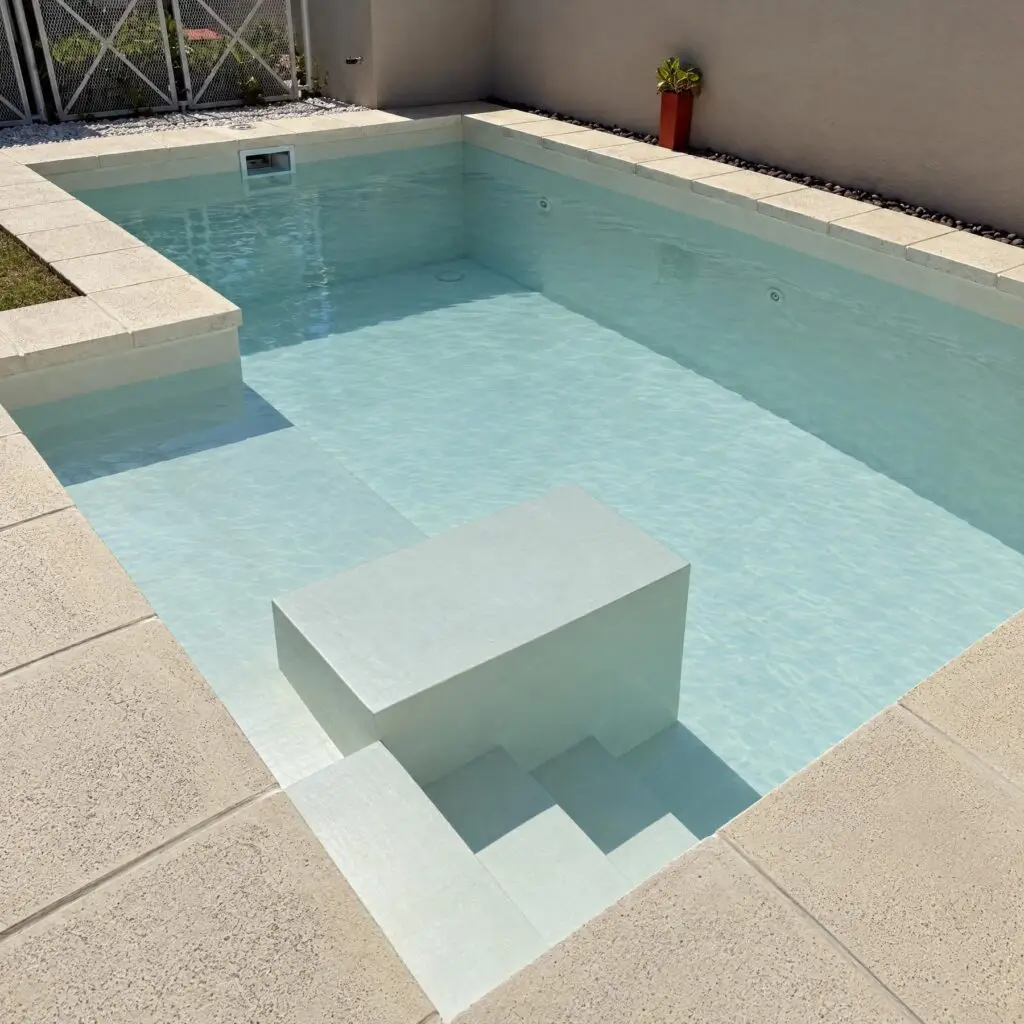Piscina con banco y escalones revestida con Micro Summer